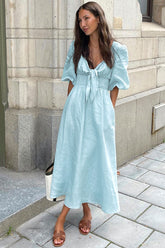 Lässiges Leinen-Midikleid mit Puffärmeln und Bindeband vorne für den Strandurlaub - Himmelblau
